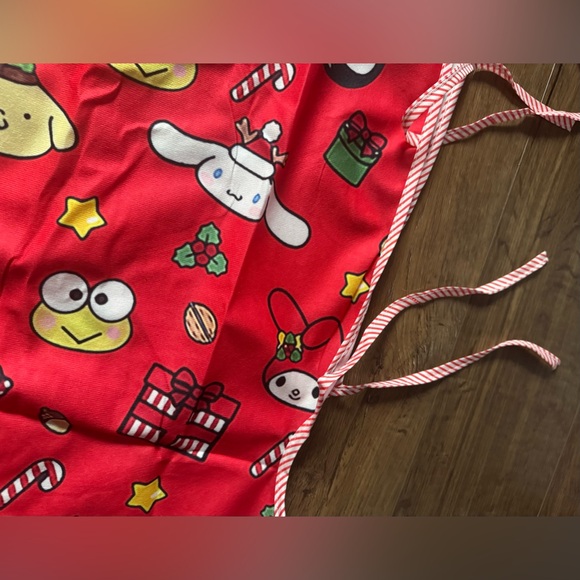 SANRIO-NWT Extra Large Red Character Christmas Tree Skirt - Picture 8 of 15